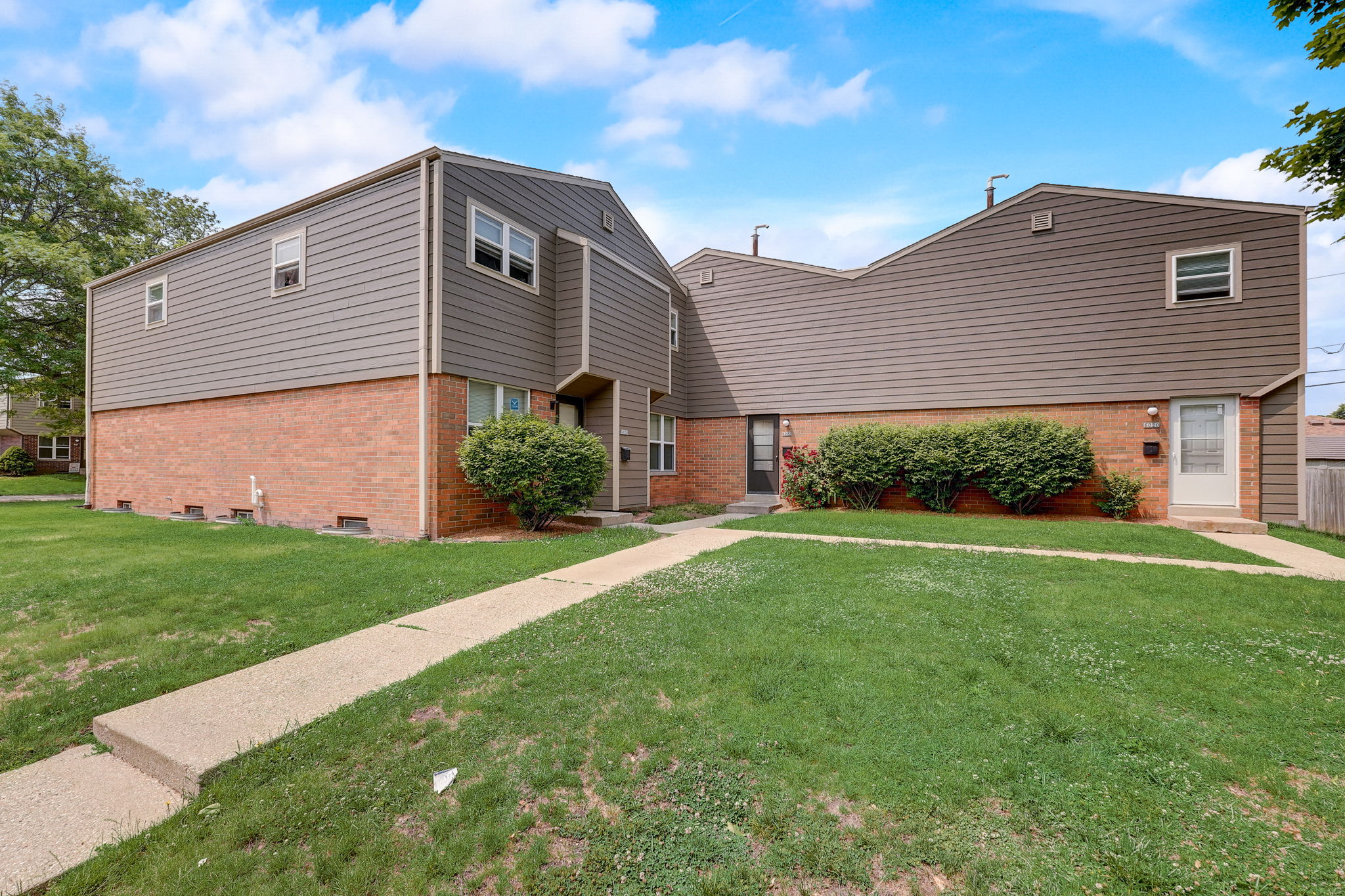 30131-web-or-mls-S 64th St 67526-031.jpg